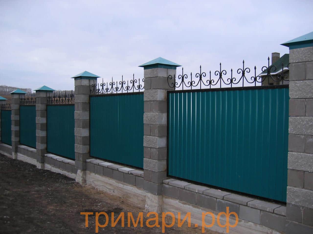 Навершия на заборе из профнастила
